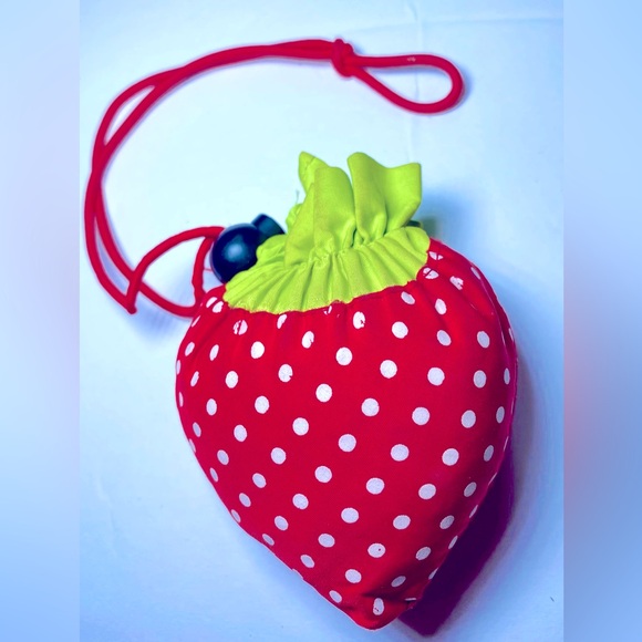 Strawberry Shopping Bag Small Berry Turns Inside Out to a‎ Big Bag - Picture 1 of 3